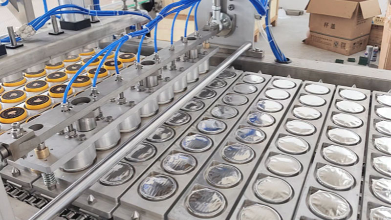 This cup tray box bowl filling and capping machine comes with automatic capping and
and tightening device, ensuring the cap is firmly tightened up.