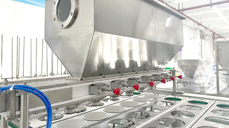 
This box filling machine comes with automatic filling and sealing functions.