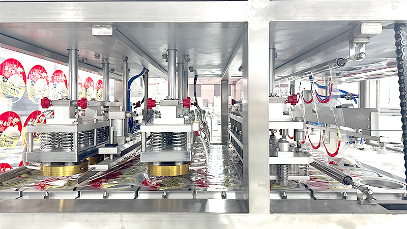 
This box filling machine comes with automatic filling and sealing functions.