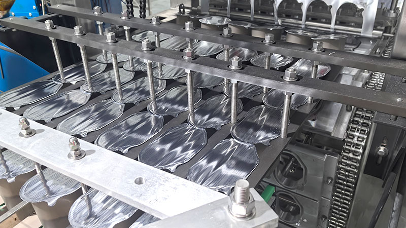 This box filling machine comes with automatic filling and sealing functions.