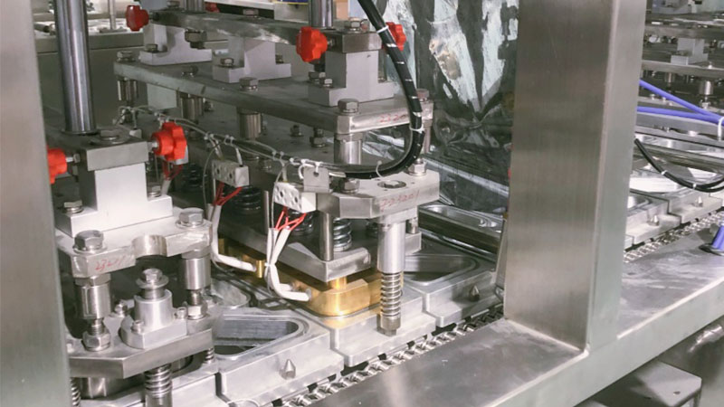 This box filling machine comes with automatic filling and sealing functions.